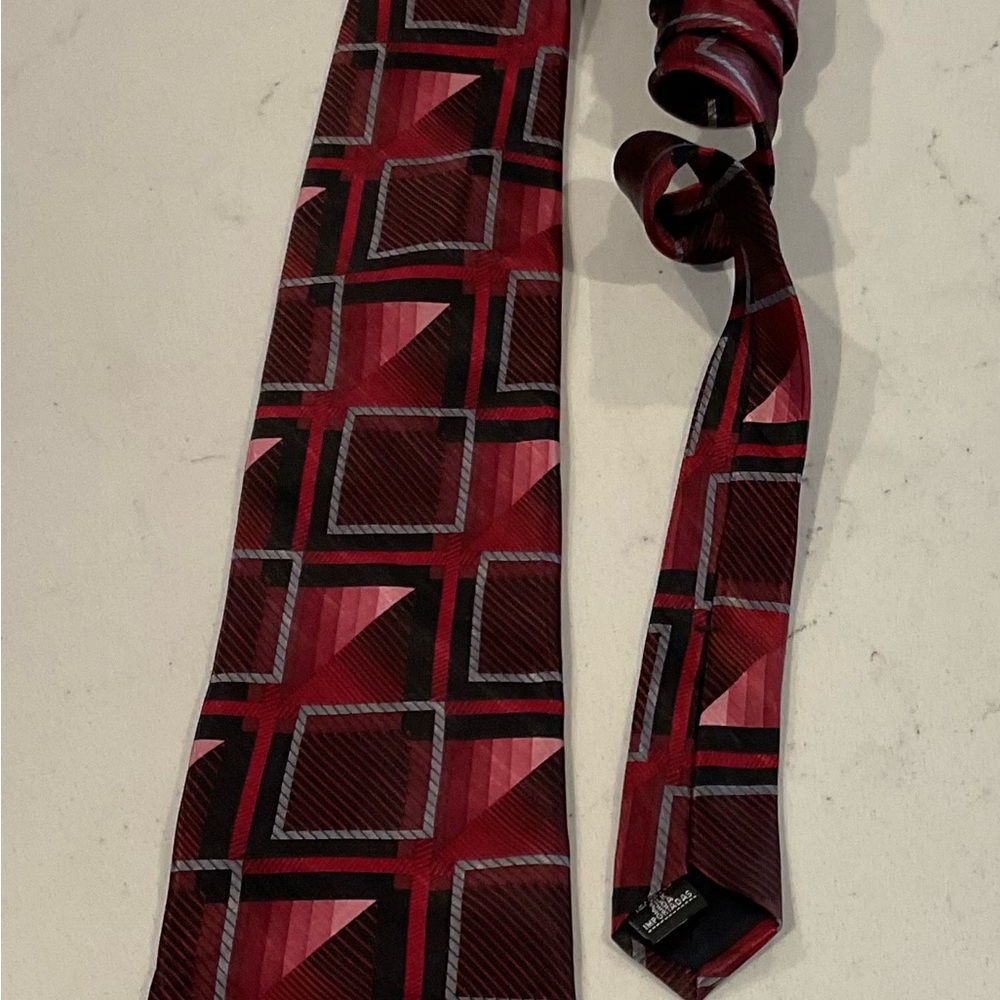 Arrow Red and Black Geometric Tie for Formal Occasions
